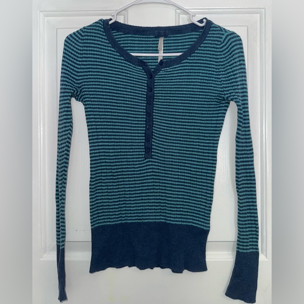 Aeropostale Fitted Long Sleeve Button Down Striped Ribbed Henley Blue and Teal